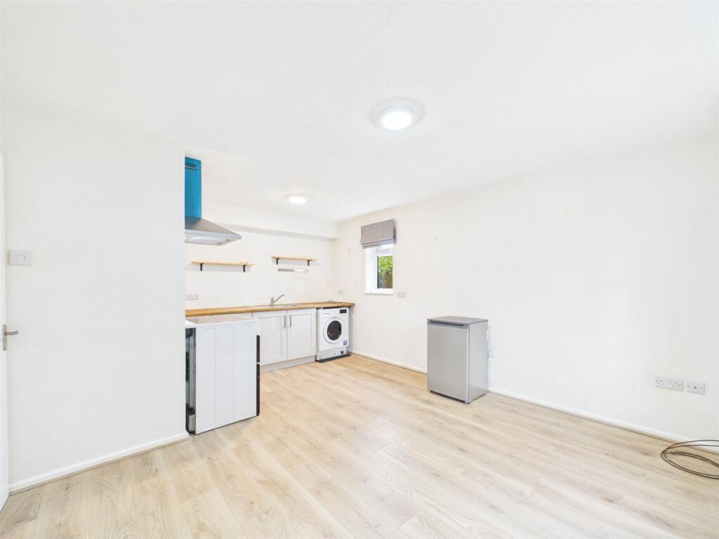 Apartment in Worcester, Worcestershire - View 5