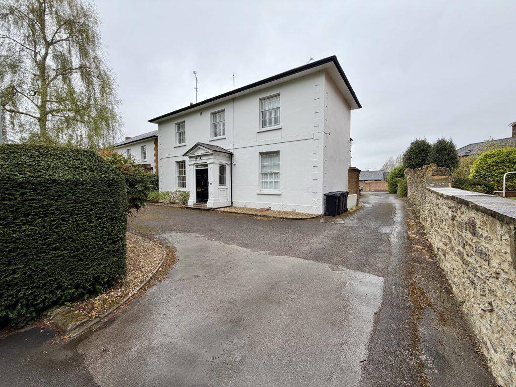 2-bed flat on Hendford, Yeovil, Somerset, BA20, £170,000