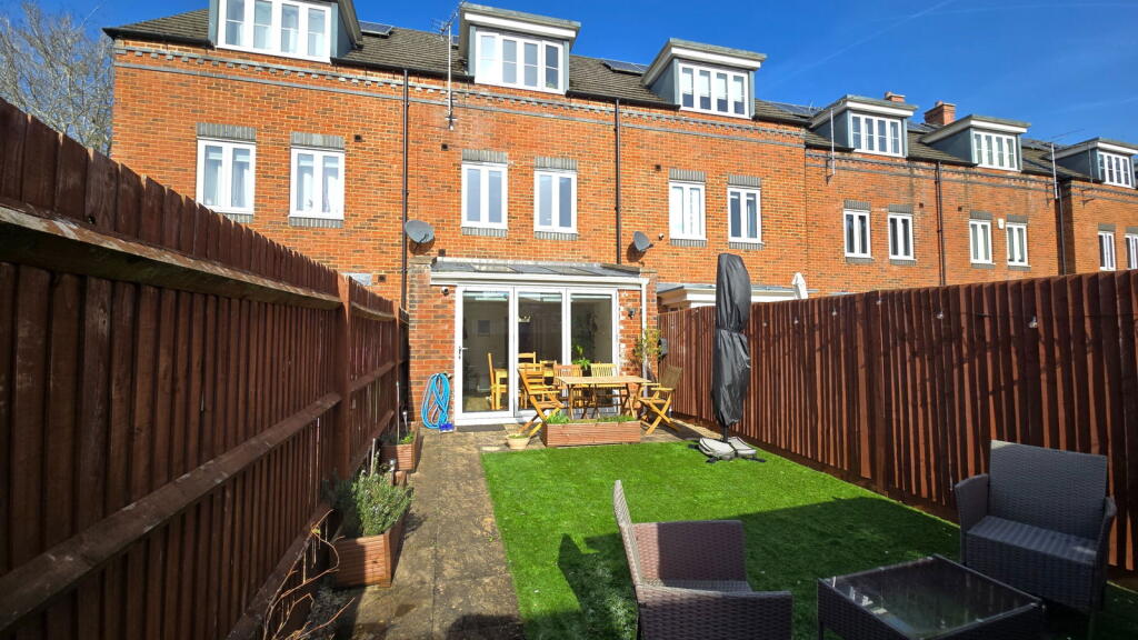 Main image of property: Carpenters Close, Newbury, RG14 5BU