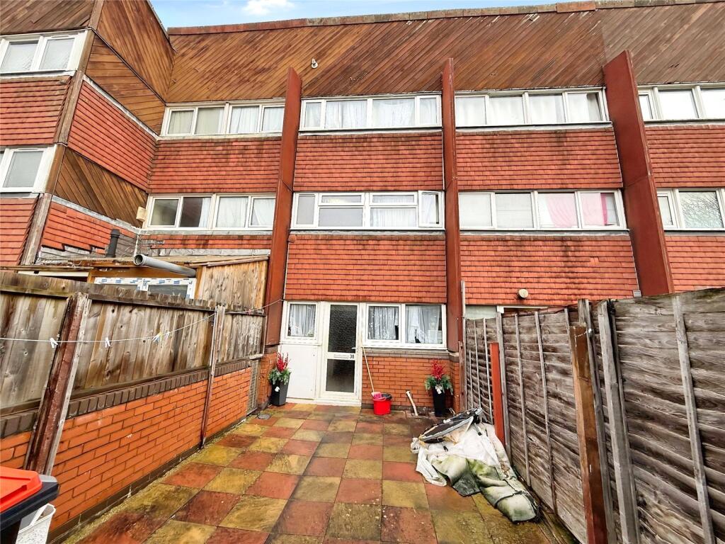 3-bed terraced on Moorfoot, Fullers Slade, Milton Keynes, £220,000