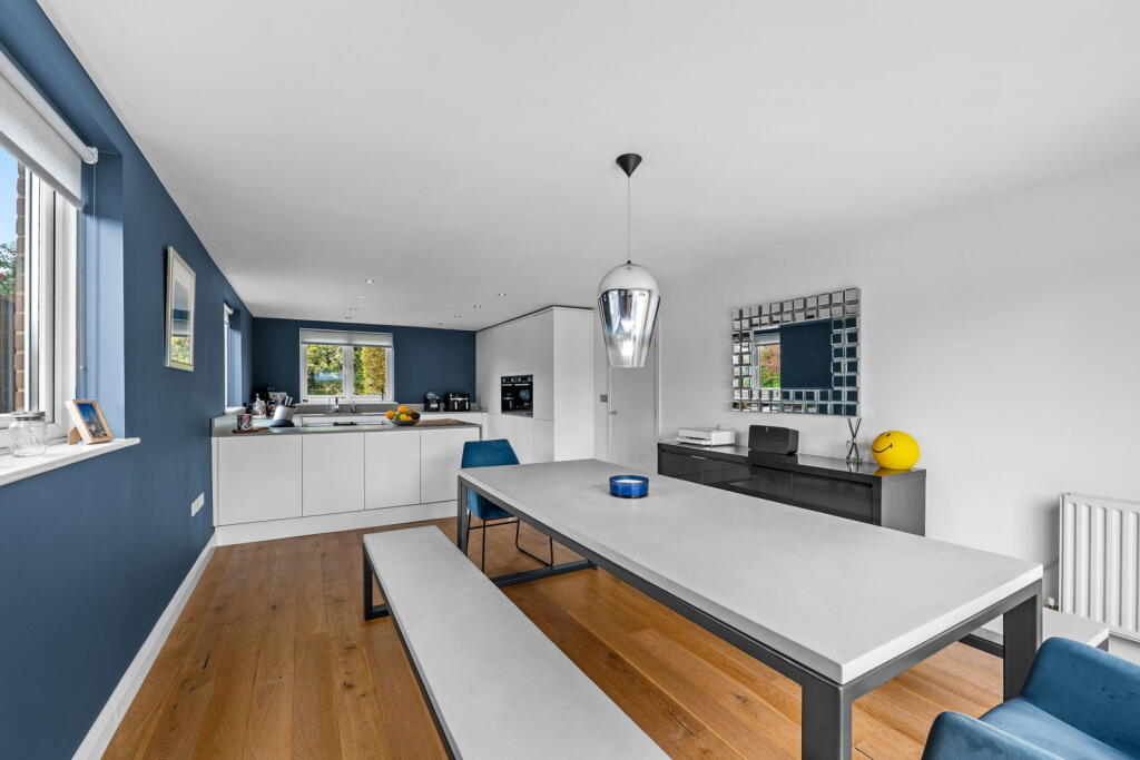 House in Sutton - View 4