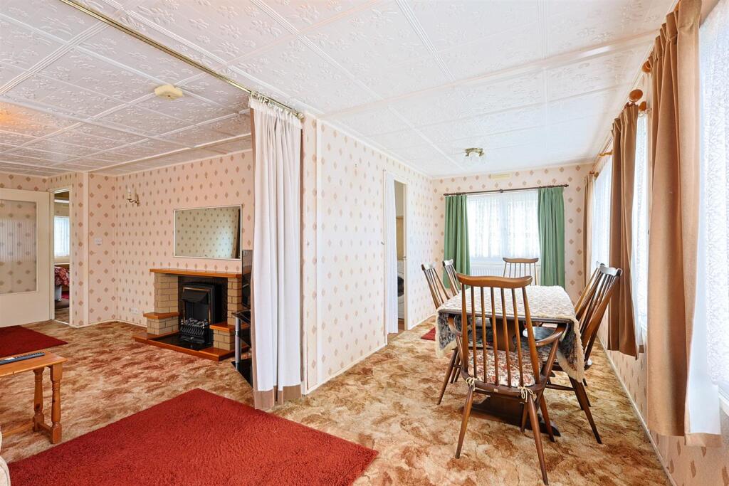Kingsmans Farm Road, Hullbridge, Hockley photo 3