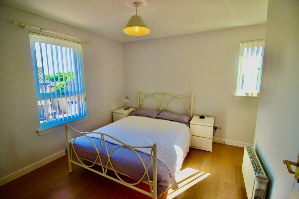 115 Lee Crescent North photo 5