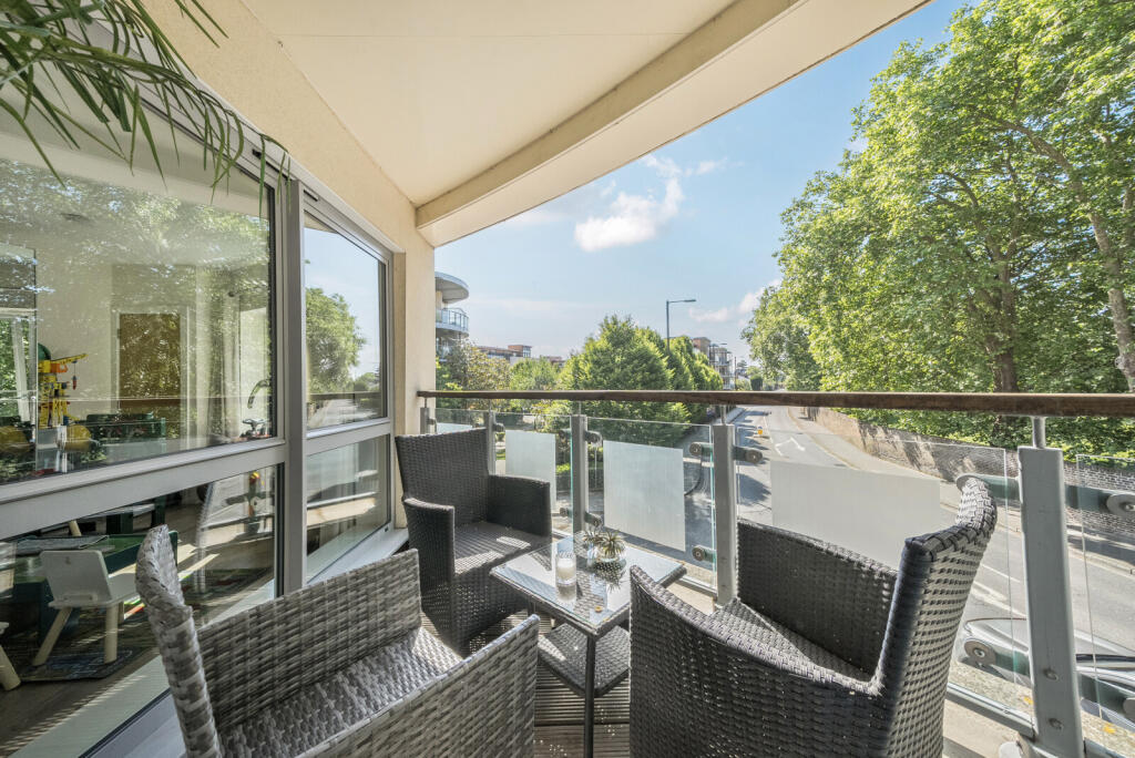 Apartment in London, Hampton Wick - View 3