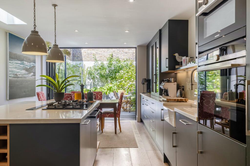 House in London - View 2