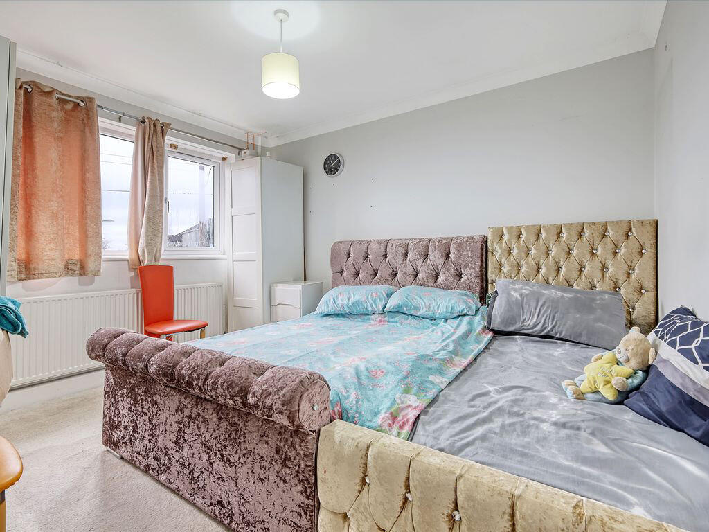 2 bedroom flat at Brunswick Gardens, Ilford, London, IG6 — photo 3