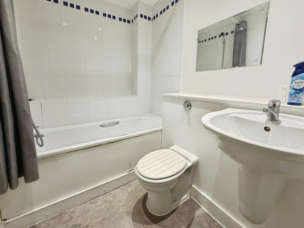 Apartment in Ellesmere Port, Wolverham - View 5