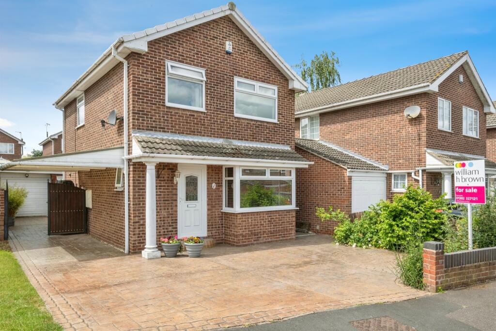 3-bed detached on Manor Farm Close, Adwick-le-Street, Doncaster, £220,000