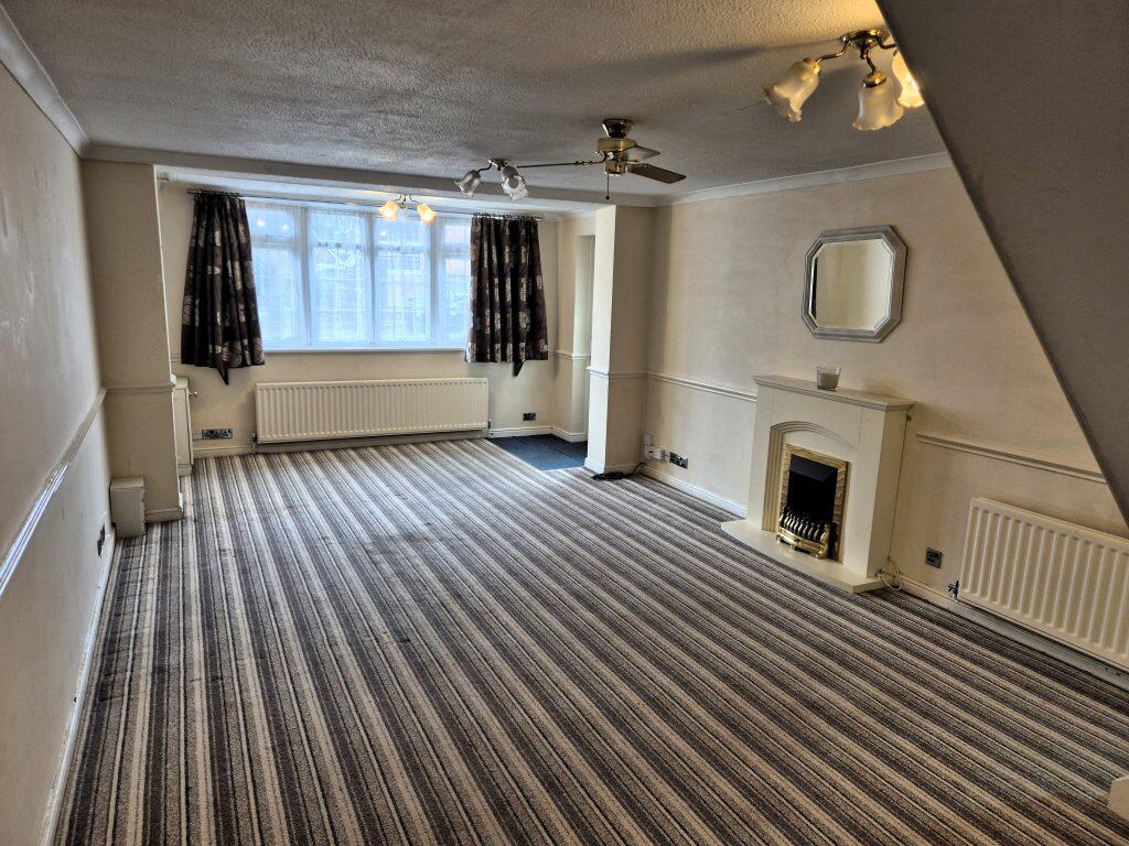 16 Snellgrove Close, Calmore, Totton, Southampton, SO40 2WD photo 3