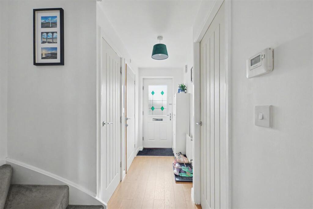 House in Nottingham, The Fairways, Chilwell - More