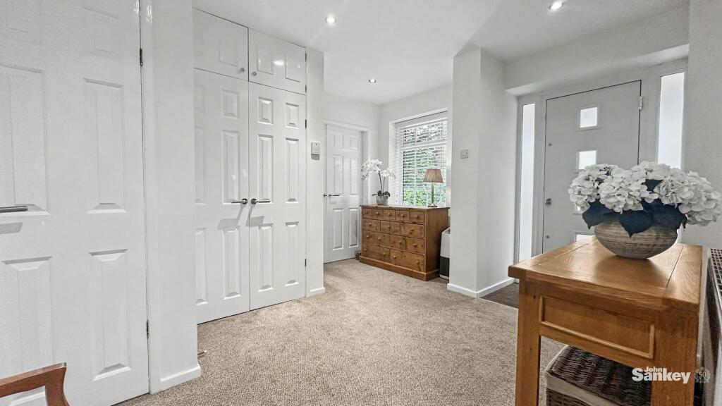 House in Mansfield, Nottinghamshire - More