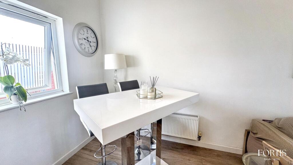 Apartment in Newport - More