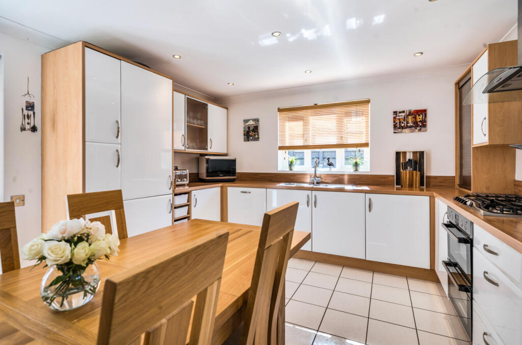 Southwold Close, Oakhurst, Swindon, SN25 photo 3