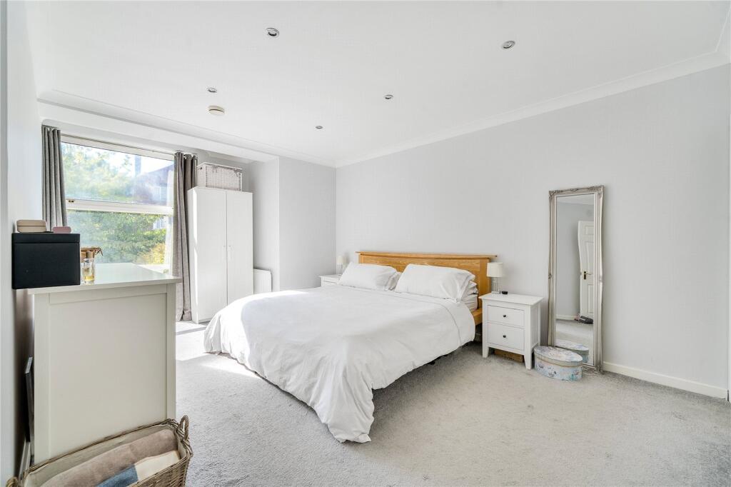 Apartment in Walton-on-Thames, Surrey - View 5