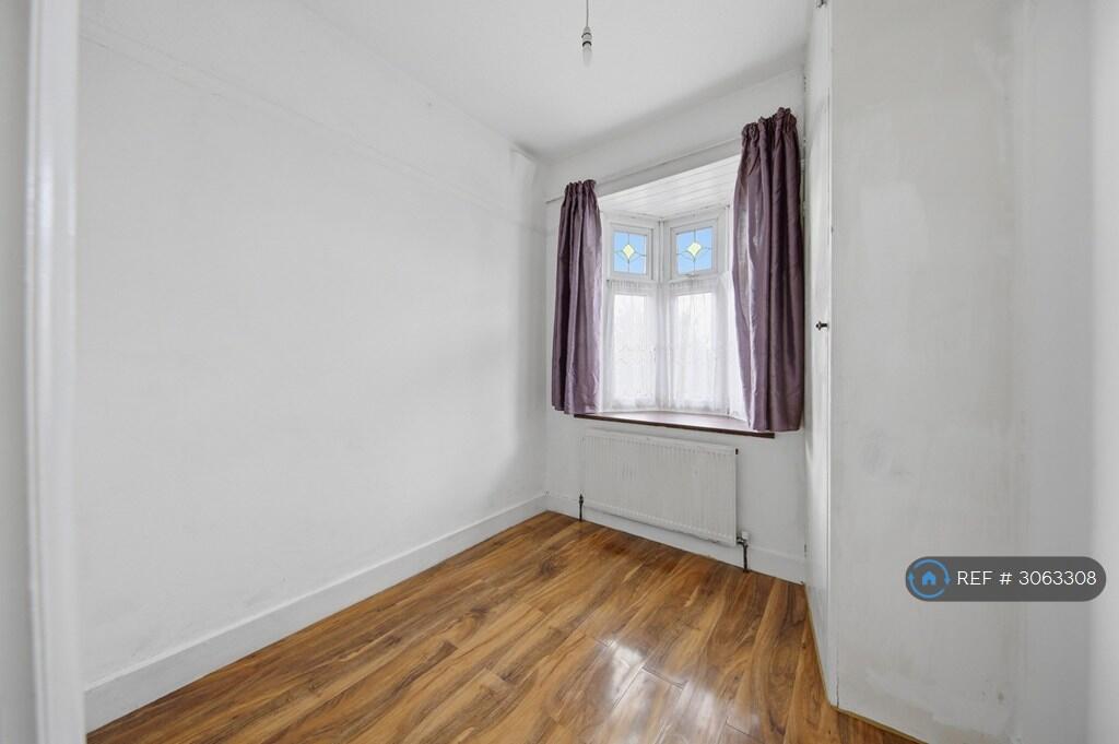 House in Ilford, Barkingside - View 4