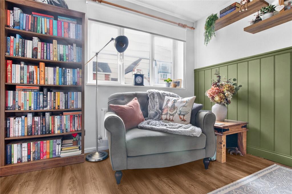House in Bracknell, Hanworth - More