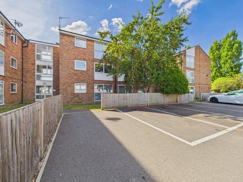 2-bed flat on Coronation Court, Coronation Avenue, East Tilbury, Tilbury, Essex, RM18, £155,000
