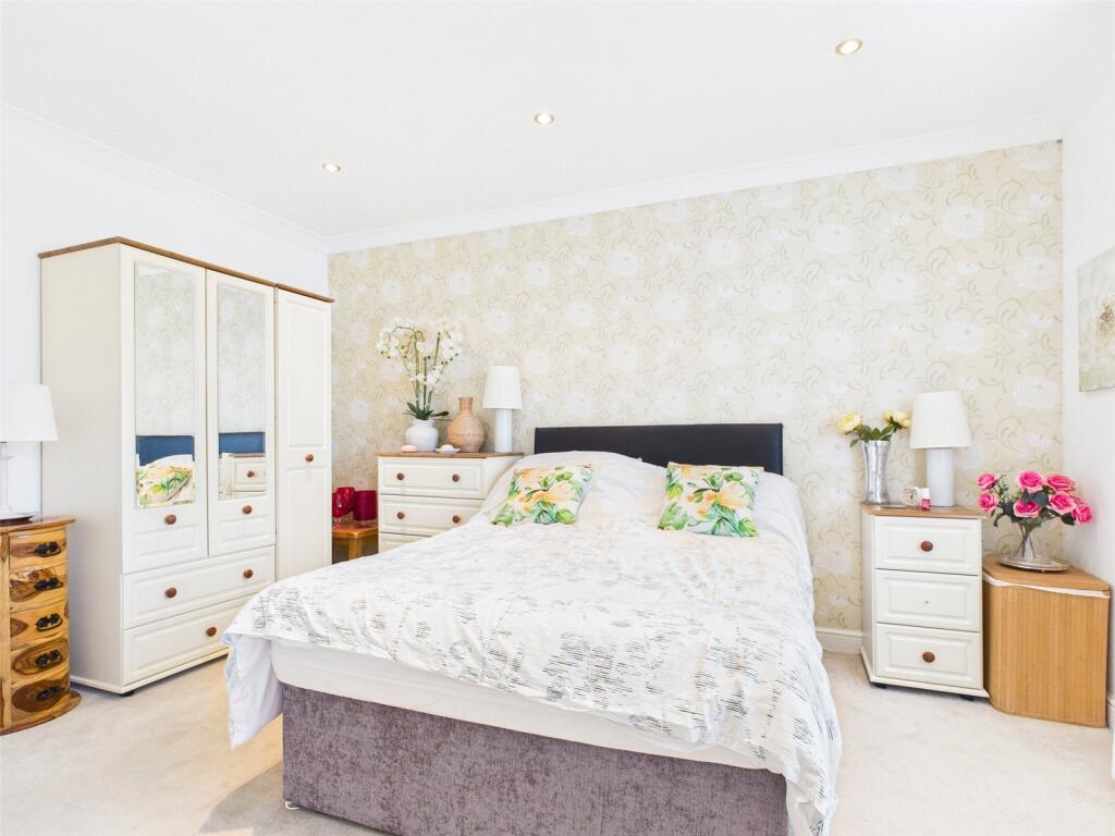 Apartment in Highcliffe-on-Sea, Highcliffe and Walkford - More