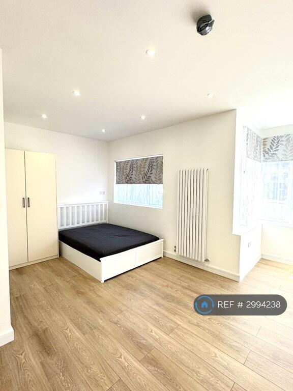 Apartment in Harrow - View 4