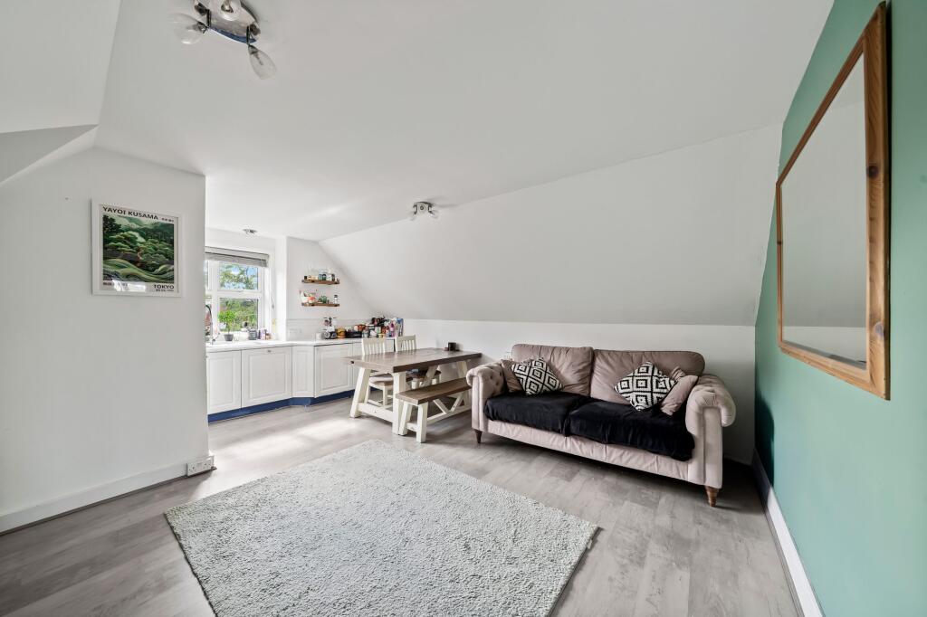 Apartment in Kingston upon Thames - View 2