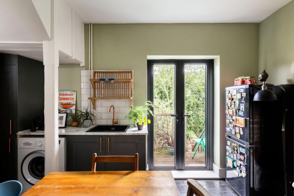 2 bedroom maisonette for rent