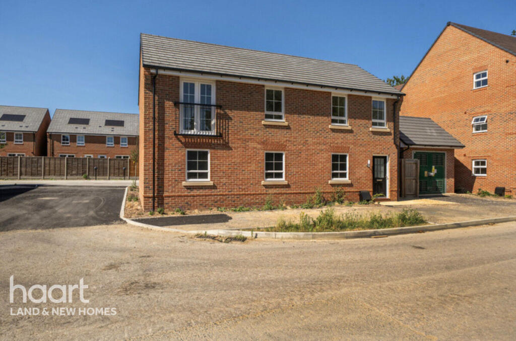 2-bed house on Wheat Street, Finchwood Park, Wokingham, £80,000