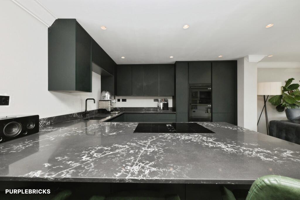 House in Broxbourne, Hertfordshire - View 3