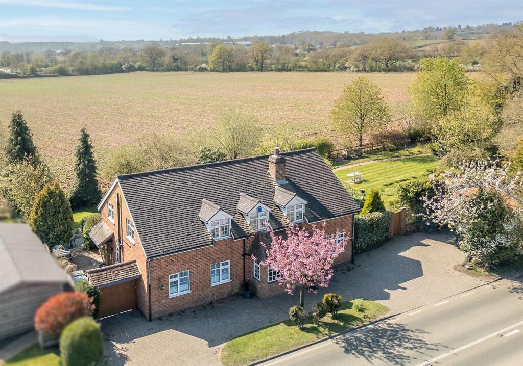 4-bed detached on Henley Road, Hampton-On-The-Hill, Warwick, £775,000