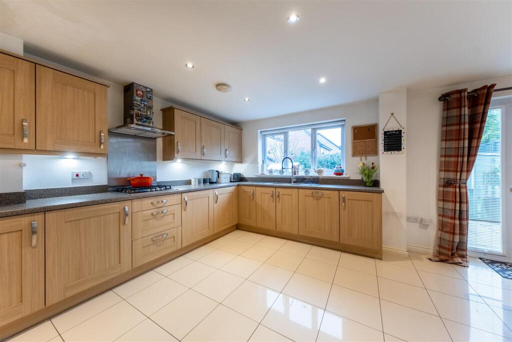 Kensington Crescent, Cuddington, Northwich photo 4