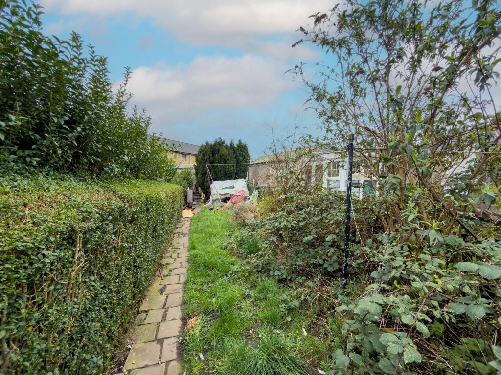Castle Avenue, Rastrick, HD6 3HT photo 2