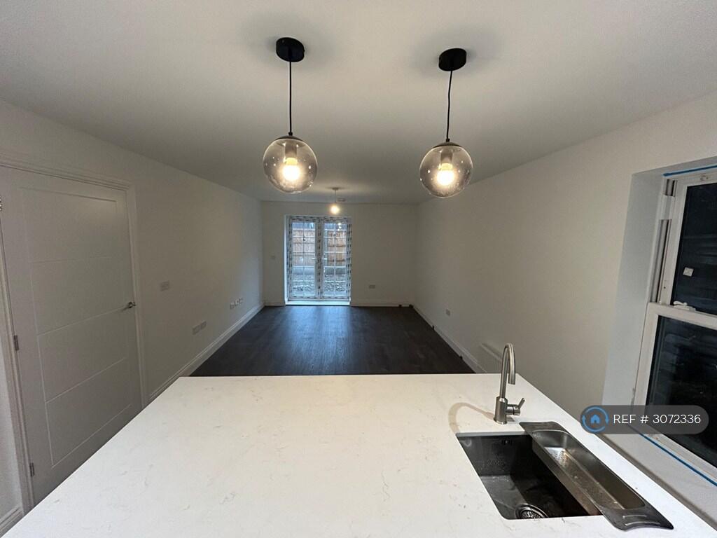 Apartment in Broxbourne, Cheshunt - View 3