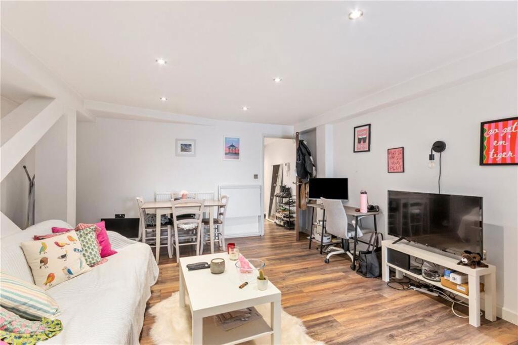 Apartment in London - View 3