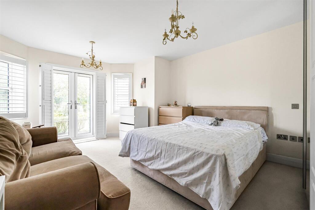 Apartment in Slough - View 5