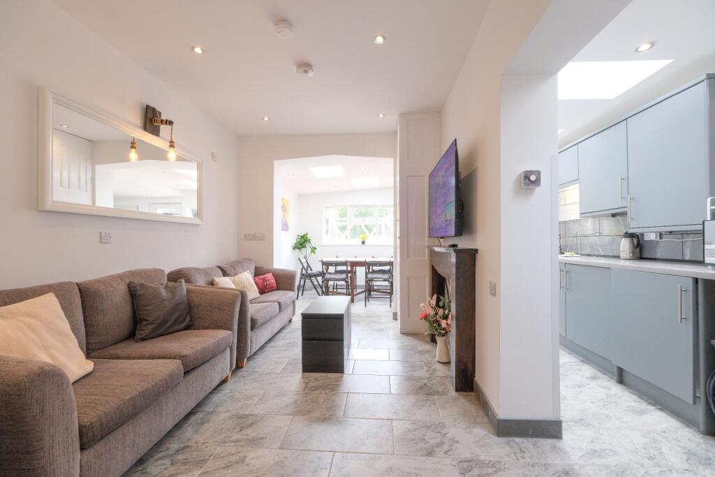 5 bedroom semi-detached house for rent