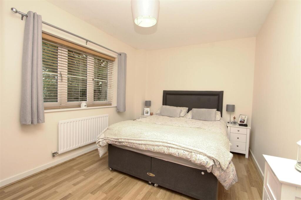 Apartment in Southall - More
