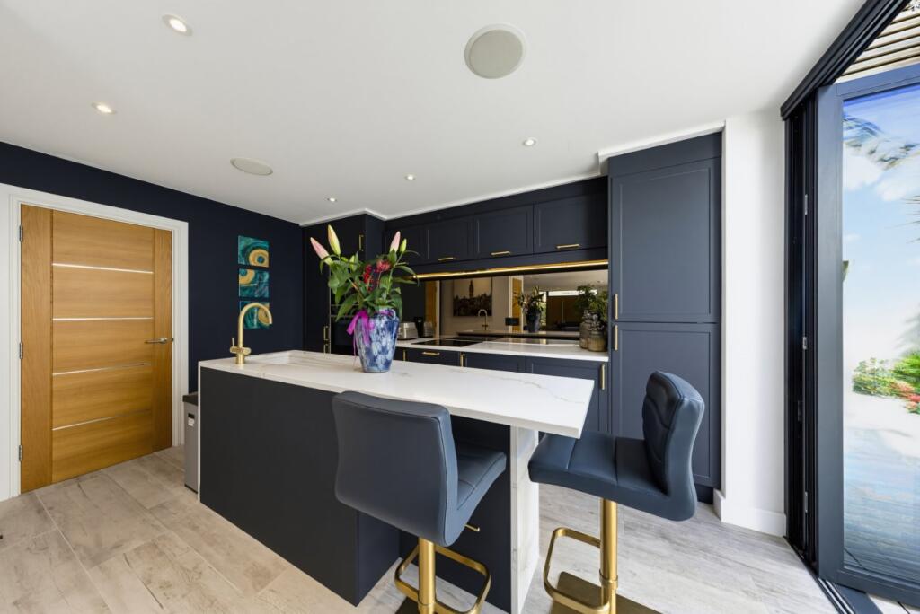 House in Bromley - View 4