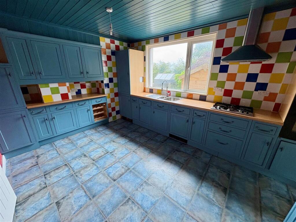 House in Bradford, Denholme - View 4