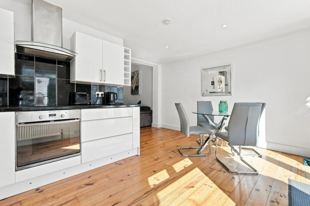 Apartment in Southend-on-Sea, Leigh-on-Sea - View 4