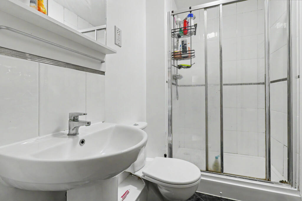 Apartment in Slough - More