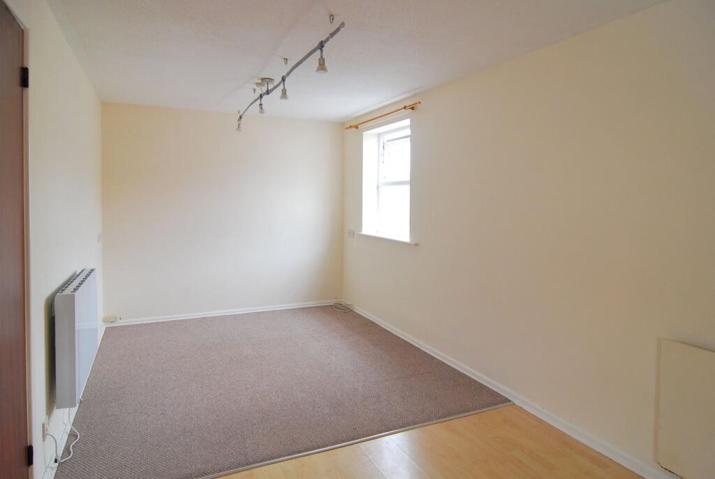 Apartment in Gloucester - View 3