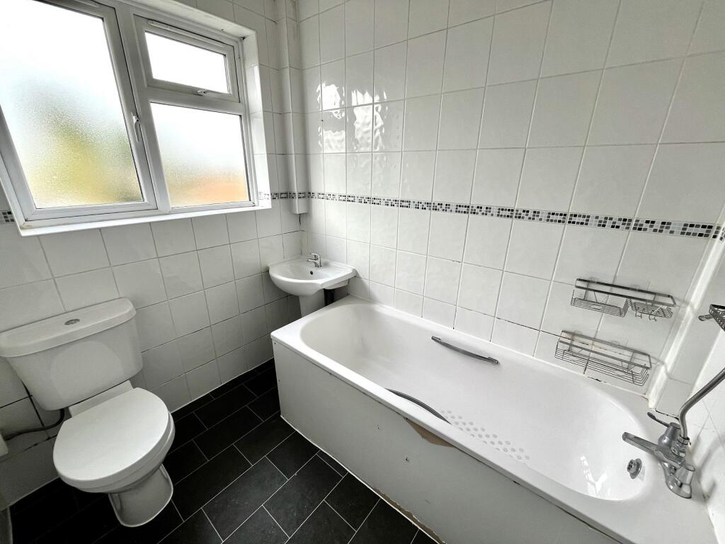 House in London, Royal Borough of Kingston upon Thames - View 4