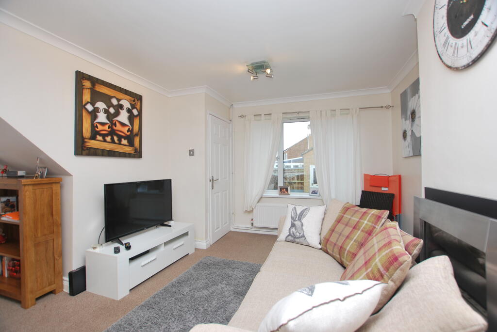 House in Almond Road, Leighton-Linslade - View 5