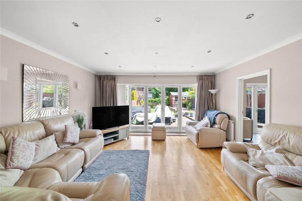 Alva Way, Watford, Hertfordshire, WD19 photo 2
