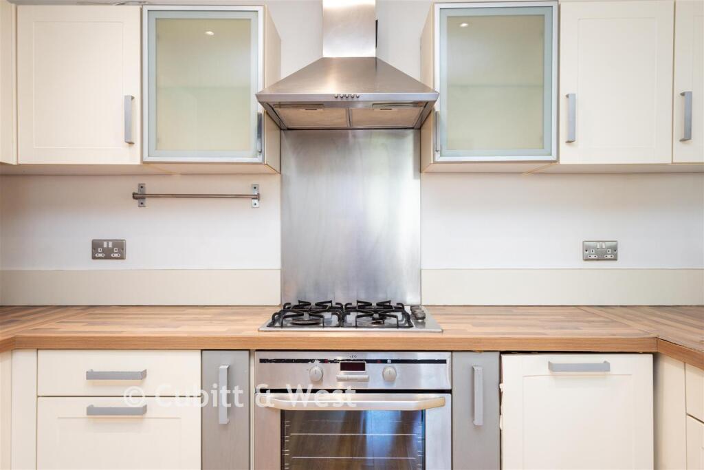 Apartment in Reigate and Banstead, Surrey - More
