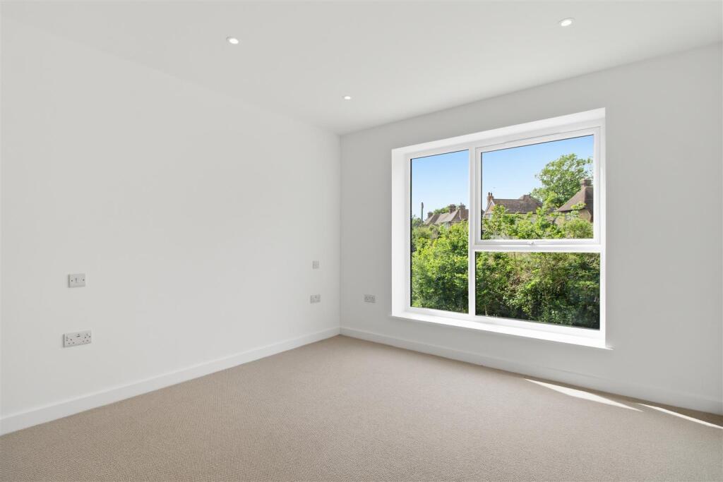 Blatchington Road, Seaford photo 4