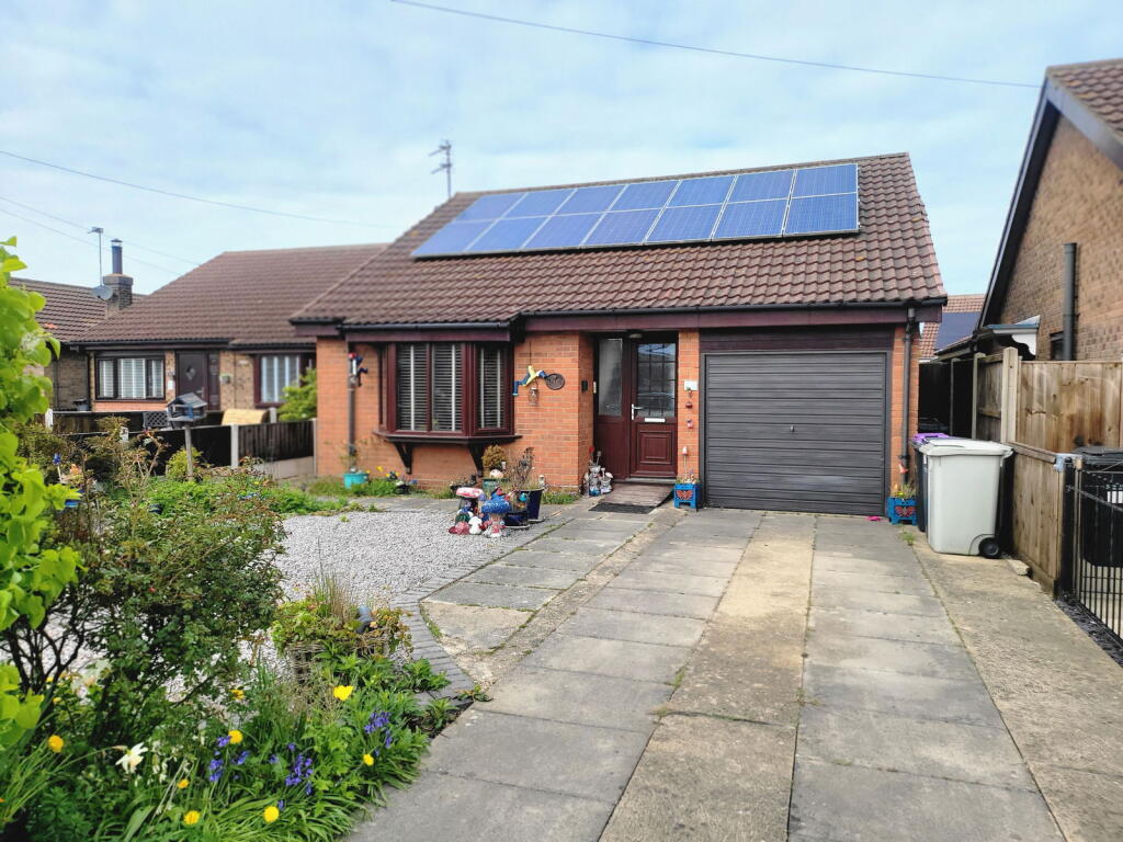 2-bed bungalow on Jubilee Parade, Chapel St. Leonards, Skegness, PE24 5YR, £200,000