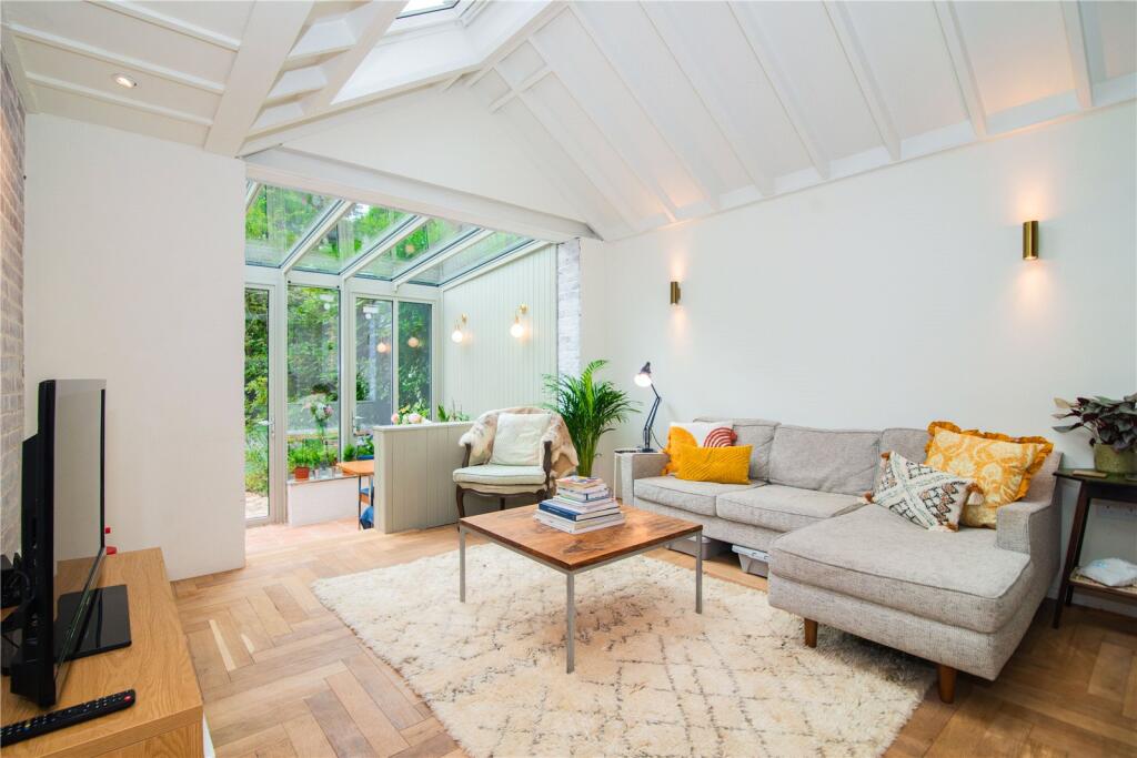 Apartment in London, Royal Borough of Kingston upon Thames - View 2