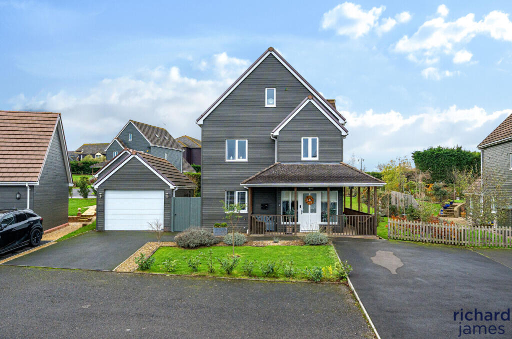 4-bed detached on Wiltshire Crescent, Wiltshire Leisure Village, Royal Wootton Bassett, SN4, £635,000