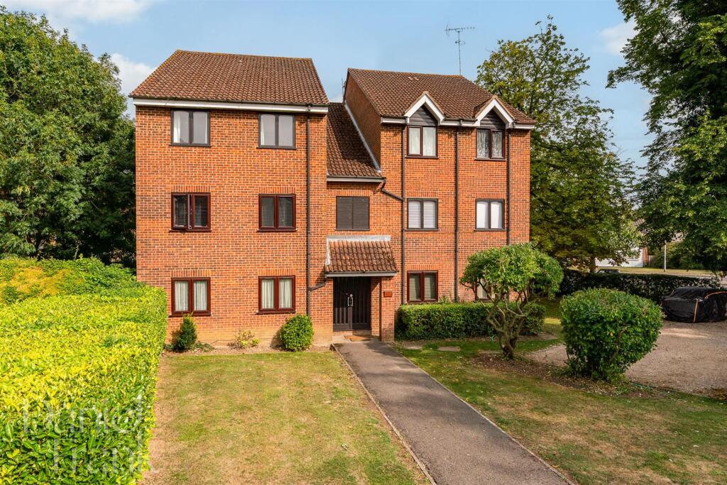 1-bed flat on Wellington Road, North Weald, Epping, £200,000