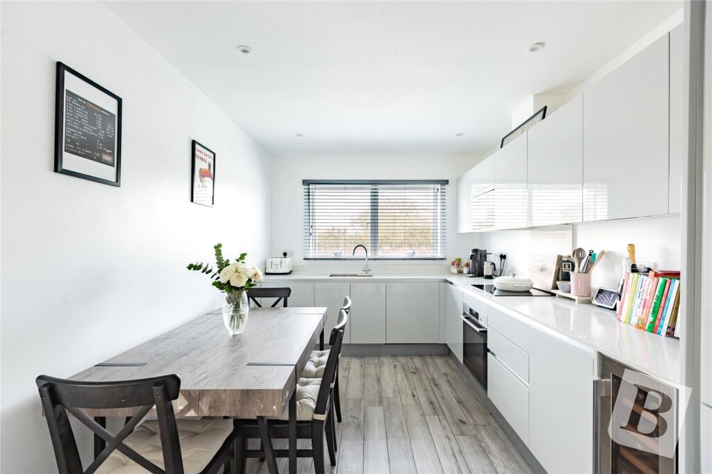 House in Basildon, Ramsden Crays - More